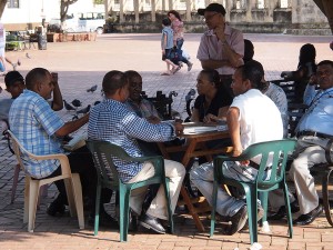 Jugando al dominó (Santo Domingo)