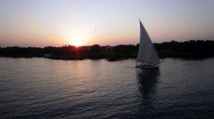 Puesta de sol al otro lado del Río Nilo