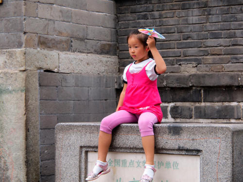 Niña posando   