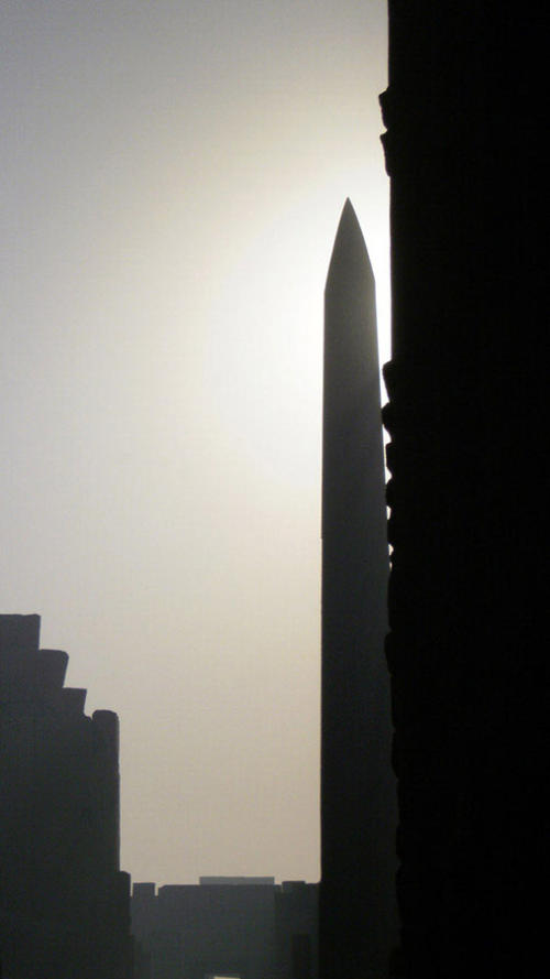 Obelisco contra el sol