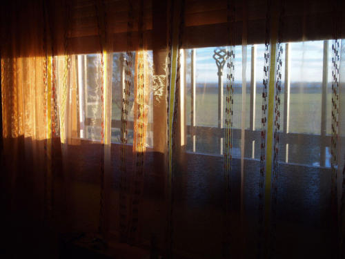 Amanece tras los visillos.               
