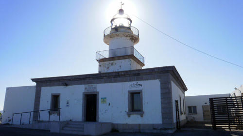 Faro encendido por el sol           