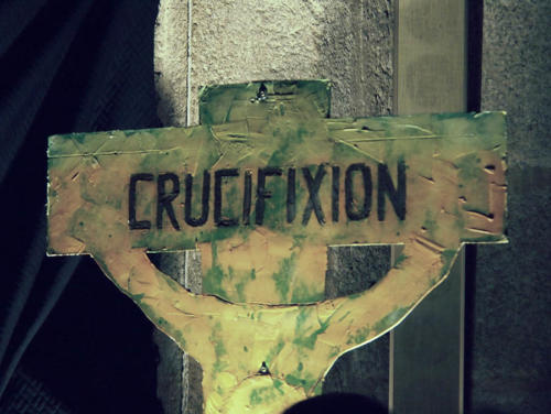 Paso 8-Crucifixión  