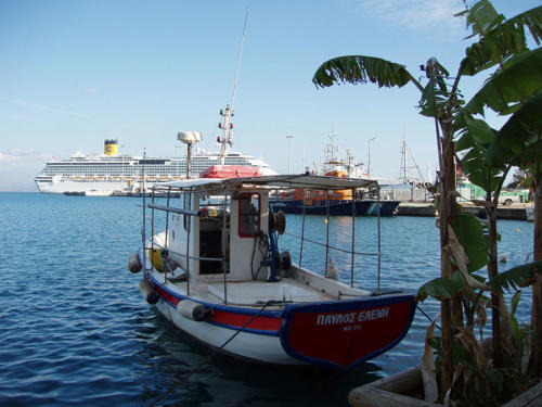 Atracados...al fondo el Costa Concordia                                         
