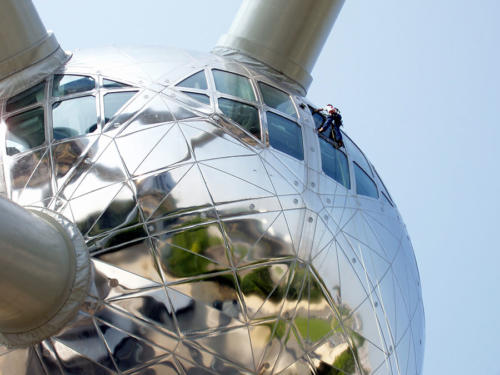 Limpiando el Atomium                                 